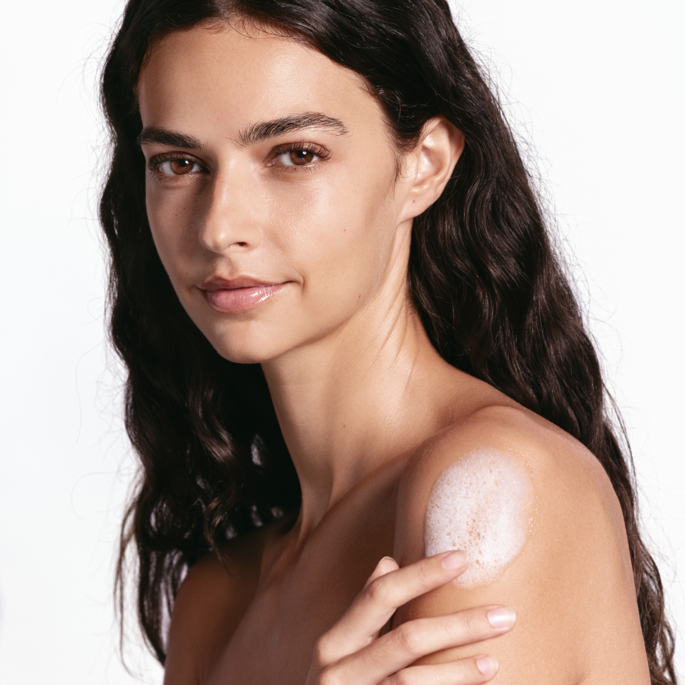 Woman applying foaming Cicaplast Lavant B5 Wash to her shoulder