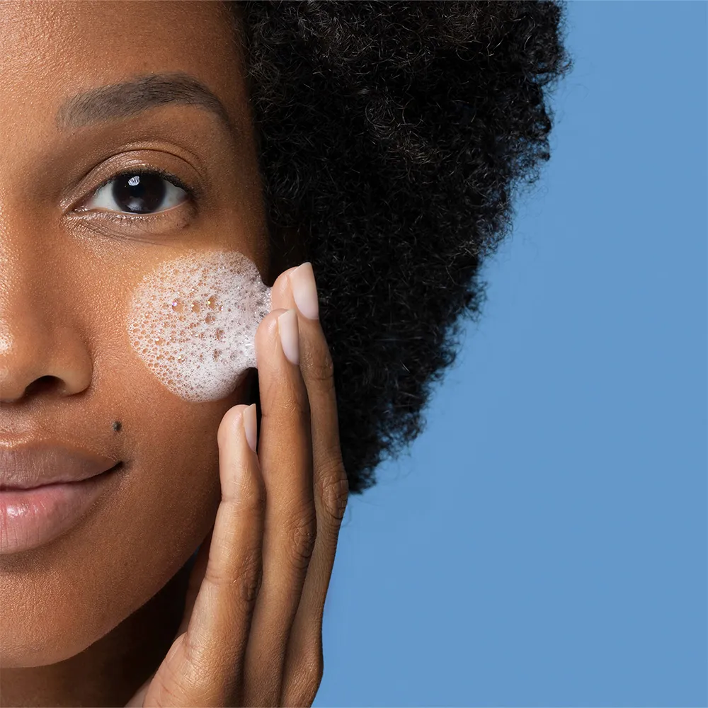 Two hands holding Effaclar Purifying Cleansing Gel & Effaclar Duo+M